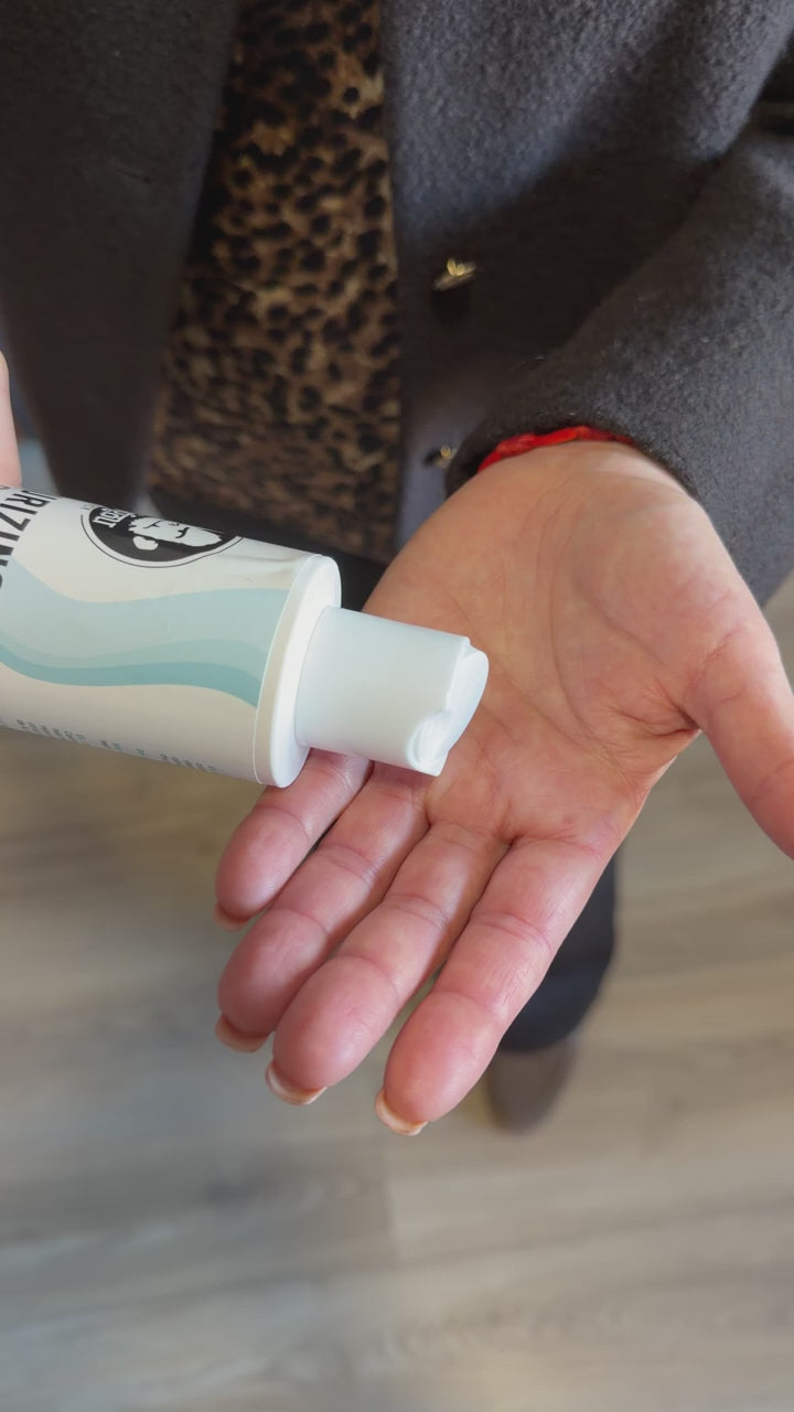 Extrayendo crema hidratante vulvar